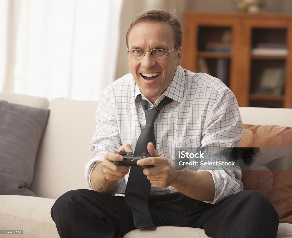 Hombre jugando videojuegos - Foto de stock de Nueva Jersey libre de derechos