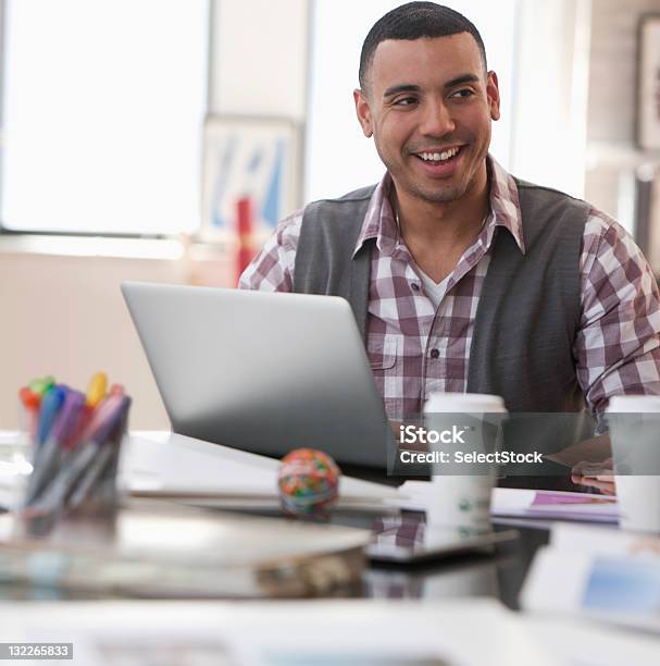 Casual Uomo Daffari Sorridenti Sideways - Fotografie stock e altre immagini di 20-24 anni - 20-24 anni, Adulto, Affari