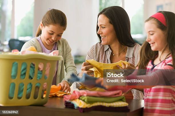 Hermanas Madre Con Ayuda De Lavandería Y Planchado Foto de stock y más banco de imágenes de Hacer la colada - Hacer la colada, Madre, 40-44 años