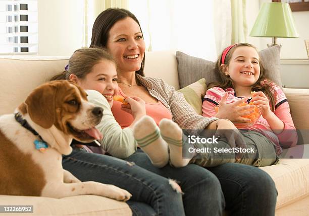 Foto de Mãe E Filha Assistem Televisão Com A Família Cachorro e mais fotos de stock de Abraçar