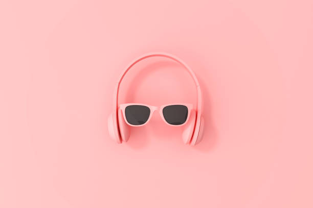 cena de mockup de fone de ouvido e óculos de sol no fundo rosa coral. ideia conceitual mínima, renderização 3d. - pink glasses - fotografias e filmes do acervo