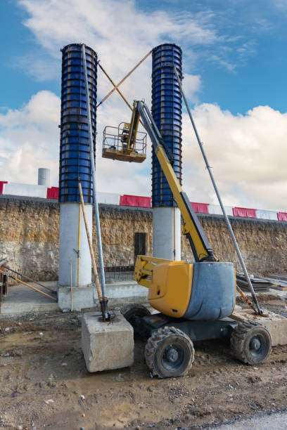 maschinenindustrie, teskopaufzug für den bau einer brücke beim bau einer brücke in segovia (spanien) - vertical lift bridge stock-fotos und bilder