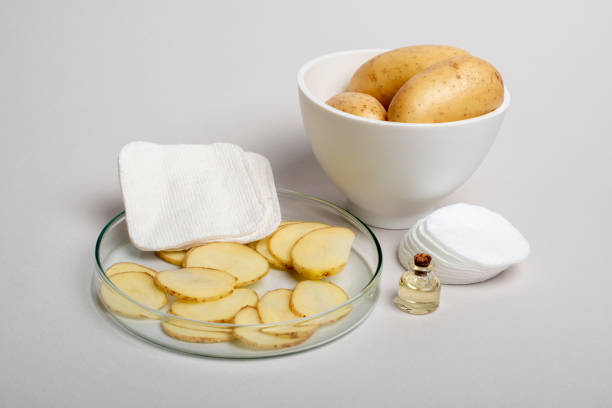 pommes de terre tranchées préparées pour les procédures cosmétiques. pommes de terre - un ingrédient de beauté incroyable. - raw potato organic human skin food photos et images de collection