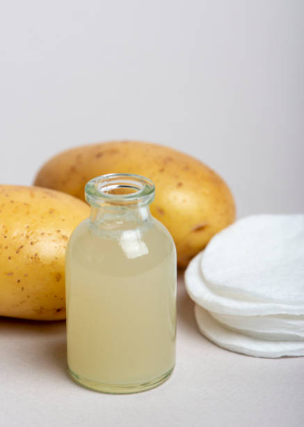 картофельный сок крупным планом. домашний продукт по уходу за кожей. - raw potato organic human skin food сток�овые фото и изображения