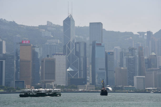 star ferry in victoria harbour und central skyline in hong kong - the bank of china tower stock-fotos und bilder