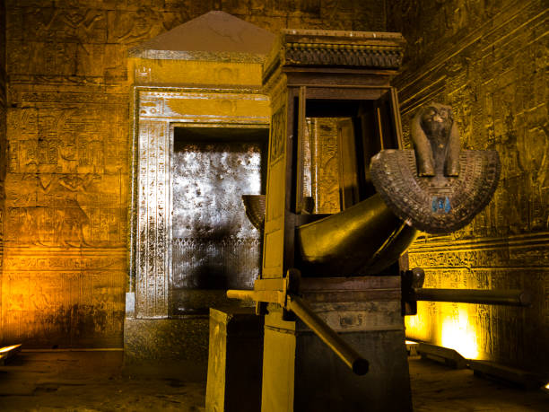 エドフ神殿は、ナイル川の西岸に位置する古代エジプトの寺院です。それはカルナックに次いでエジプトで2番目に大きい寺院です それはハヤブサの神ホルスに捧げられています - sentinels of the tomb ストックフォトと画像