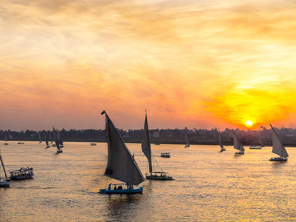 sehenswürdigkeiten am nil auf einer nilkreuzfahrt, ägypten - felucca boat stock-fotos und bilder