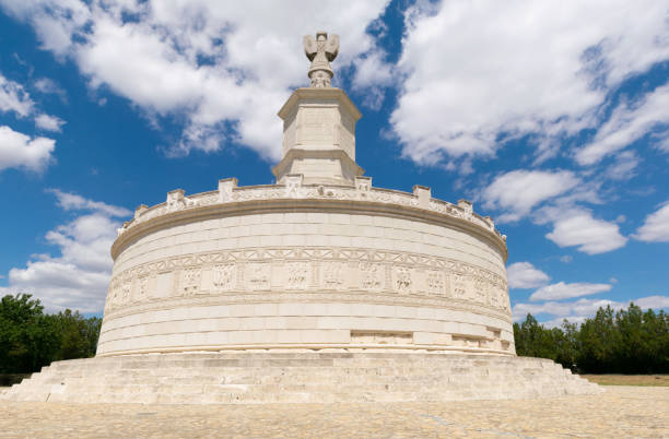 blick auf das tropaeum traiani denkmal in adamclisi, rumänien. - traiani stock-fotos und bilder