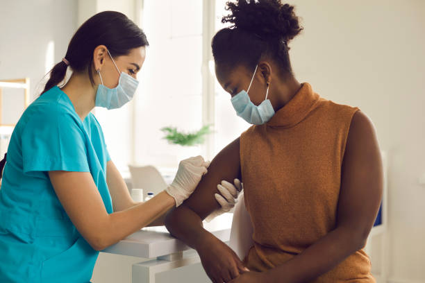 młoda afroamerykanka coraz grypy sezonowej strzał lub nowoczesne covid-19 szczepionki - injecting nurse doctor women zdjęcia i obrazy z banku zdjęć