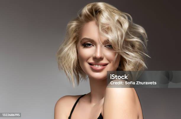Schön Aussehende Junge Blonde Frau Mit Den Mittellangen Haaren Tragen In Einem Zarten Makeup Eleganz Und Hairstyling Stockfoto und mehr Bilder von Blondes Haar