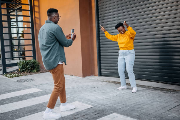 istock Dancing for the social media 1322687516