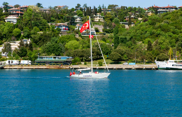 żaglówka istanbul sailing club na bosforze z okazji 19 maja młodzieży i sportu national festival - 19th of may zdjęcia i obrazy z banku zdjęć