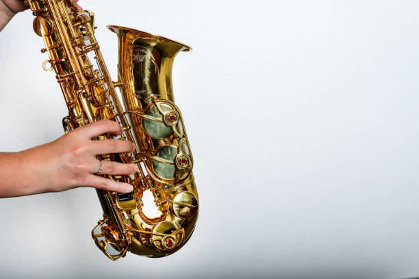 白い背景にサックス奏者の手 - jazz music trumpet valve ストックフォトと画像