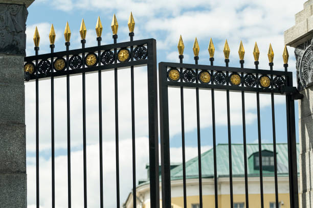 istock Gate at Alexander Gardens, Moscow Kremlin, Russia 1322707147