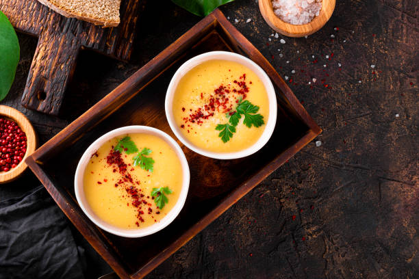 zwei schalen mit geteilter erbsenpüree suppe auf dunklem hintergrund oben ansicht freien raum für text - yellow split pea soup stock-fotos und bilder