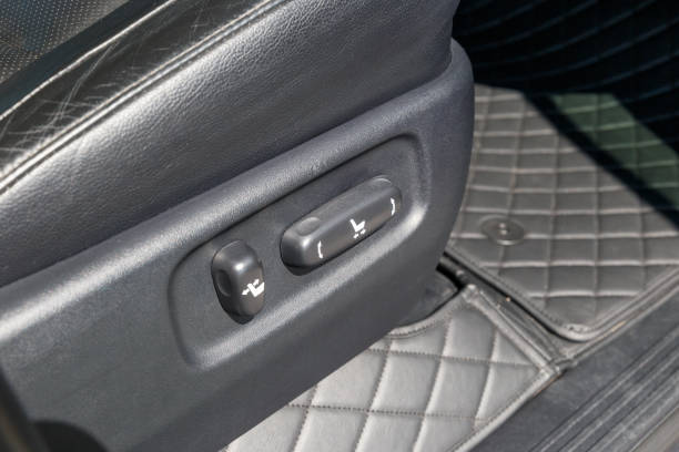 Buttons for controlling the electric drive of the car seat. Close-up car interior of luxury leather interior trim with white diamond stitching. Trim stitching. Car interior. Soft focus. Car detail botones para controlar el accionamiento eléctrico de la plaza de coche. primer plano interior del coche de adornos interiores de cuero de lujo con costuras de diamantes blancos. costuras de recorte. interior del coche. enfoque suave. detalle del coche