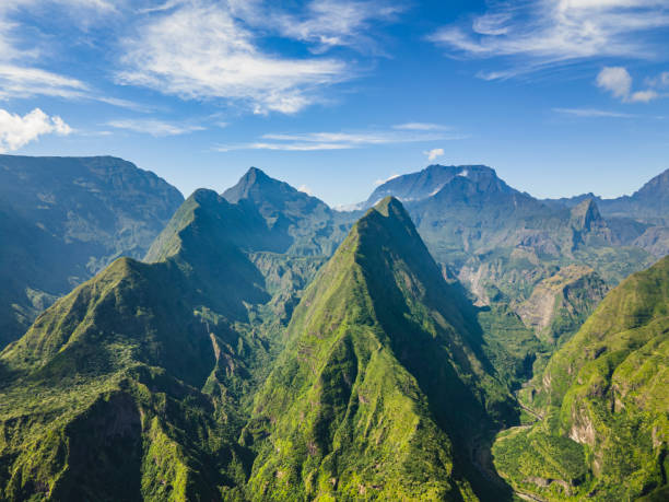 point de vue sur le cirque mafate à la réunion - mount tom photos et images de collection