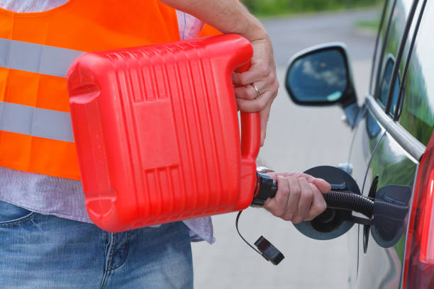 l'autista riempie il carburante in un serbatoio vuoto del contenitore. - ciglio della strada foto e immagini stock