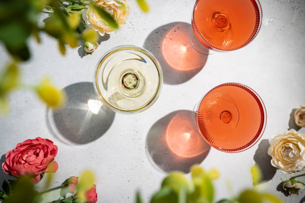 sparkling wine or champagne glasses - champagne pink luxury table imagens e fotografias de stock