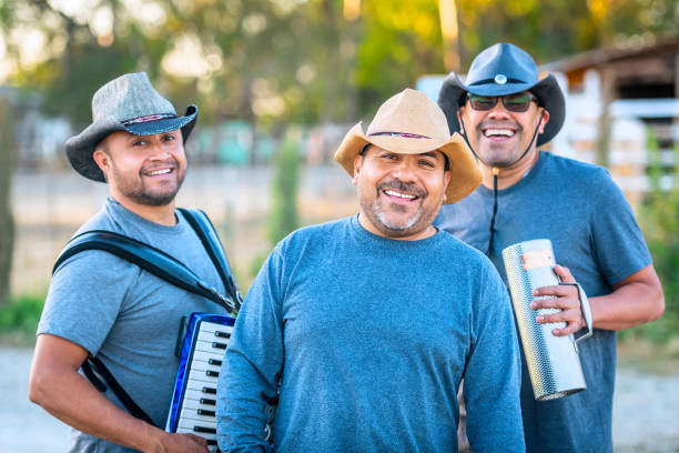 카메라를 보고 카우보이 모자를 쓰고 있는 3명의 히스패닉 성숙한 농업 남성 노동자 - aliens and cowboys 뉴스 사진 이미지