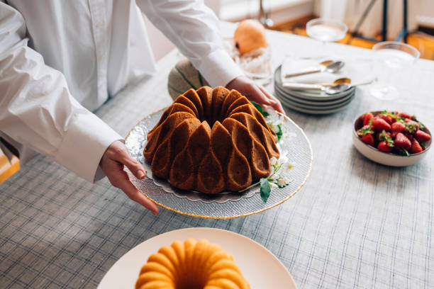 장식 번트 케이크를 들고 손, 클로즈업 - chocolate cake dessert bundt cake 뉴스 사진 이미지