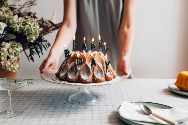 생일 축하해요! 촛불로 생일 케이크를 들고 있는 여성 - chocolate cake dessert bundt cake 뉴스 사진 이미지