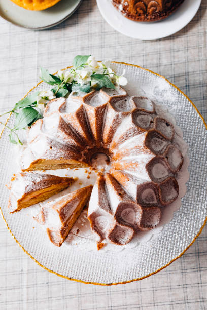 декоративный ванильный торт bundt крупным планом - chocolate cake dessert bundt cake стоковые фото и изображения