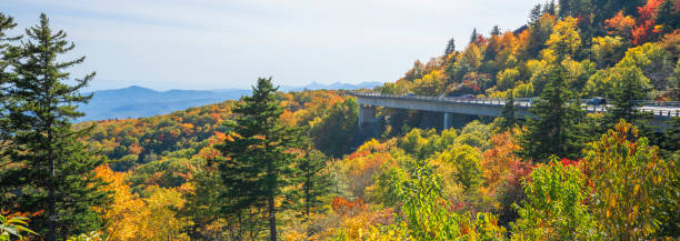 istock Autumn  mountain landscape scenery in North Carolina.. 1322745387