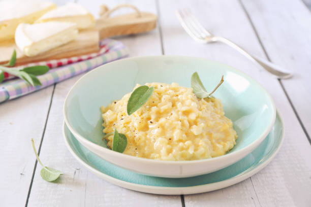 risotto cremoso de queso brie - arroz arborio fotografías e imágenes de stock