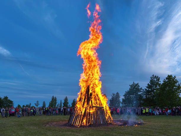 gran hoguera para celebrar el día de jaan en kuressaare, isla de saaremaa, estonia - solsticio de verano fotografías e imágenes de stock
