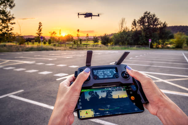 drone dji mavic pro 2 e controlador remoto pov - drone subindo - fotografias e filmes do acervo