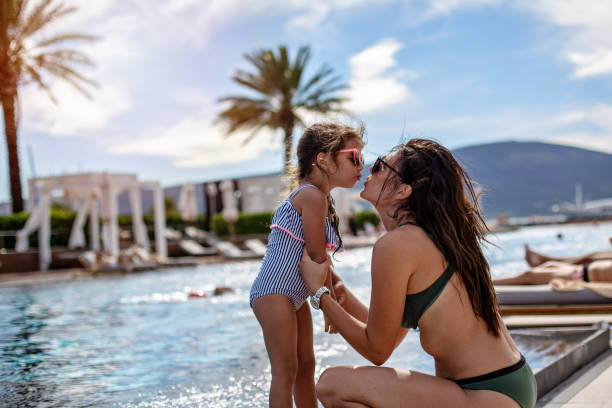 счастливые люди весело провести время в бассейне боковой край - fun mother sunglasses family стоковые фото и изображения