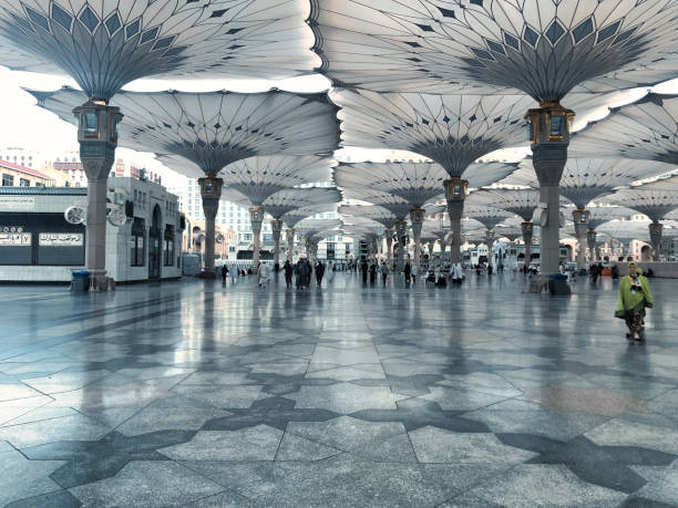 гигантские электронные зонтики или навес на внешней территории мечети пророка �мухаммада (масджид аль-набави), мадина, саудовская аравия. - editorial islam praying arabic style стоковые фото и изображения