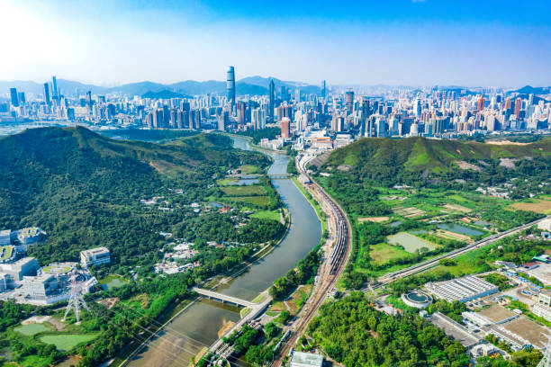 schöne landschaft der skylines von shenzhen, china - hong kong cityscape flowing water built structure stock-fotos und bilder