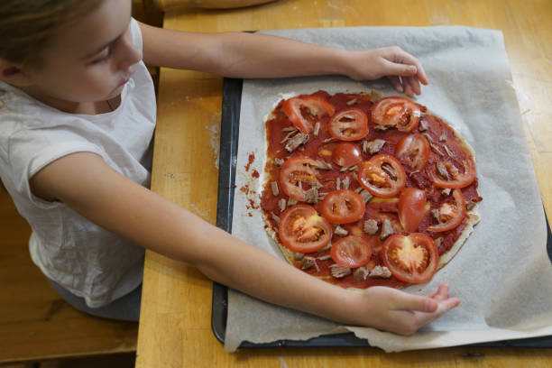 a garota cozinhando pizza saudável sem glúten com carne. - bread food baked 7 grain bread - fotografias e filmes do acervo