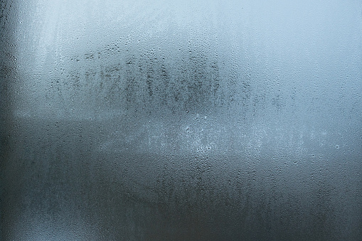 Gotas de lluvia congeladas en el panel de una ventana photo