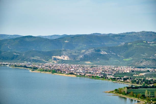 lac nicea iznik (iznik golu) avec des plantes vertes et de la forêt top et vue aérienne du célèbre et immense lac. - iznik photos et images de collection