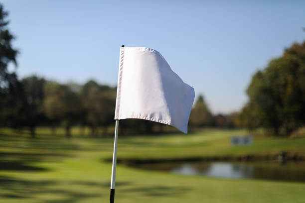 zwykła biała flaga na polu golfowym. - golf golf flag sunset flag zdjęcia i obrazy z banku zdjęć