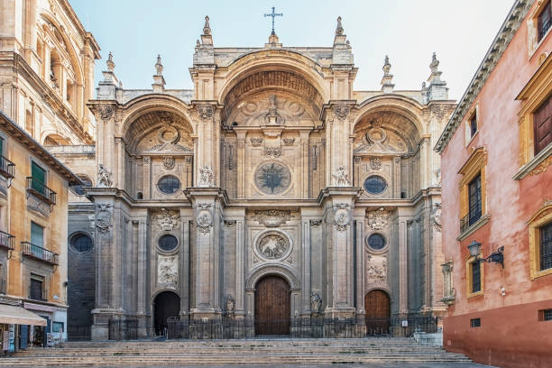 architektur in granada, spanien - kathedrale stock-fotos und bilder