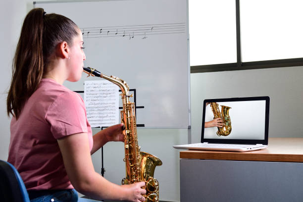 student learns music on computer - gold medal audio imagens e fotografias de stock