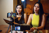 zwei-asiatische-frauen-vlogger-aufnahme-
