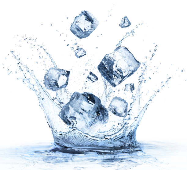 cubitos de hielo cayendo en agua fría con salpicaduras - concepto de refresco - blue transparent cold cube fotografías e imágenes de stock