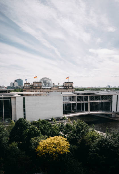 vue du district du gouvernement allemand et de la rivière spree - chancellery photos et images de collection