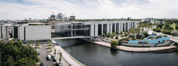 vue du district du gouvernement allemand et de la rivière spree - chancellery photos et images de collection