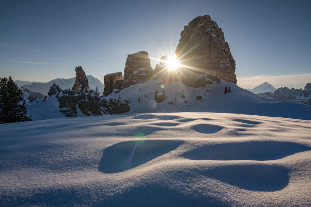 die fünf türme - cortina dampezzo stock-fotos und bilder