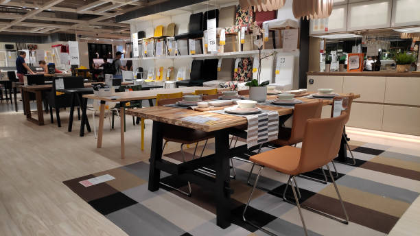 vista interior de la mesa de comedor dentro de la tienda ikea - ikea tiendas fotografías e imágenes de stock