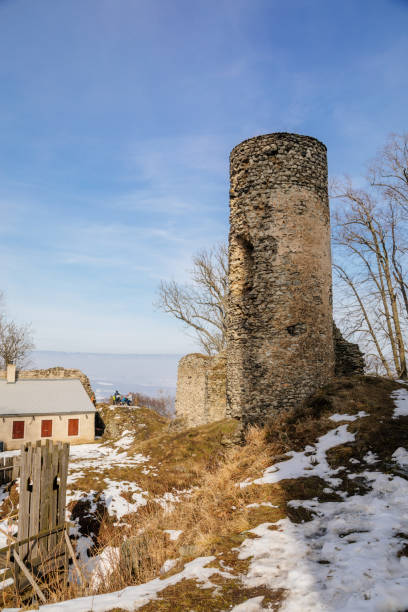 Medieval gothic castle Kostomlaty or Sukoslav , grey stone ruin on hill at sunny winter day, ancient fortress under snow, fairytale stronghold, round guard tower, Czech Republic, February 20, 2021 castillo gótico medieval kostomlaty o sukoslav , ruina de piedra gris en la colina en el soleado día de invierno, antigua fortaleza bajo la nieve, fortaleza de cuento de hadas, torre de guardia redonda, república checa, 20 de febrero de 2021