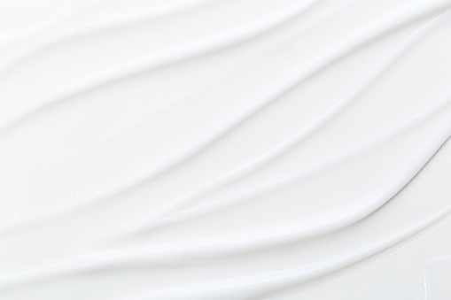 Crema cosmética blanca aislada sobre fondo blanco. Frotis de lápiz labial. photo