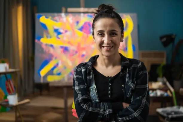 A painter by experience, she leads workshops for art students on hand-painting abstract oil paintings, demonstrating her work and painting technique.