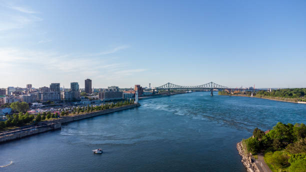 downtown montreal cityscape aerial view und st. lawrence river im sommer bei sonnenuntergang - rathaus von montréal stock-fotos und bilder